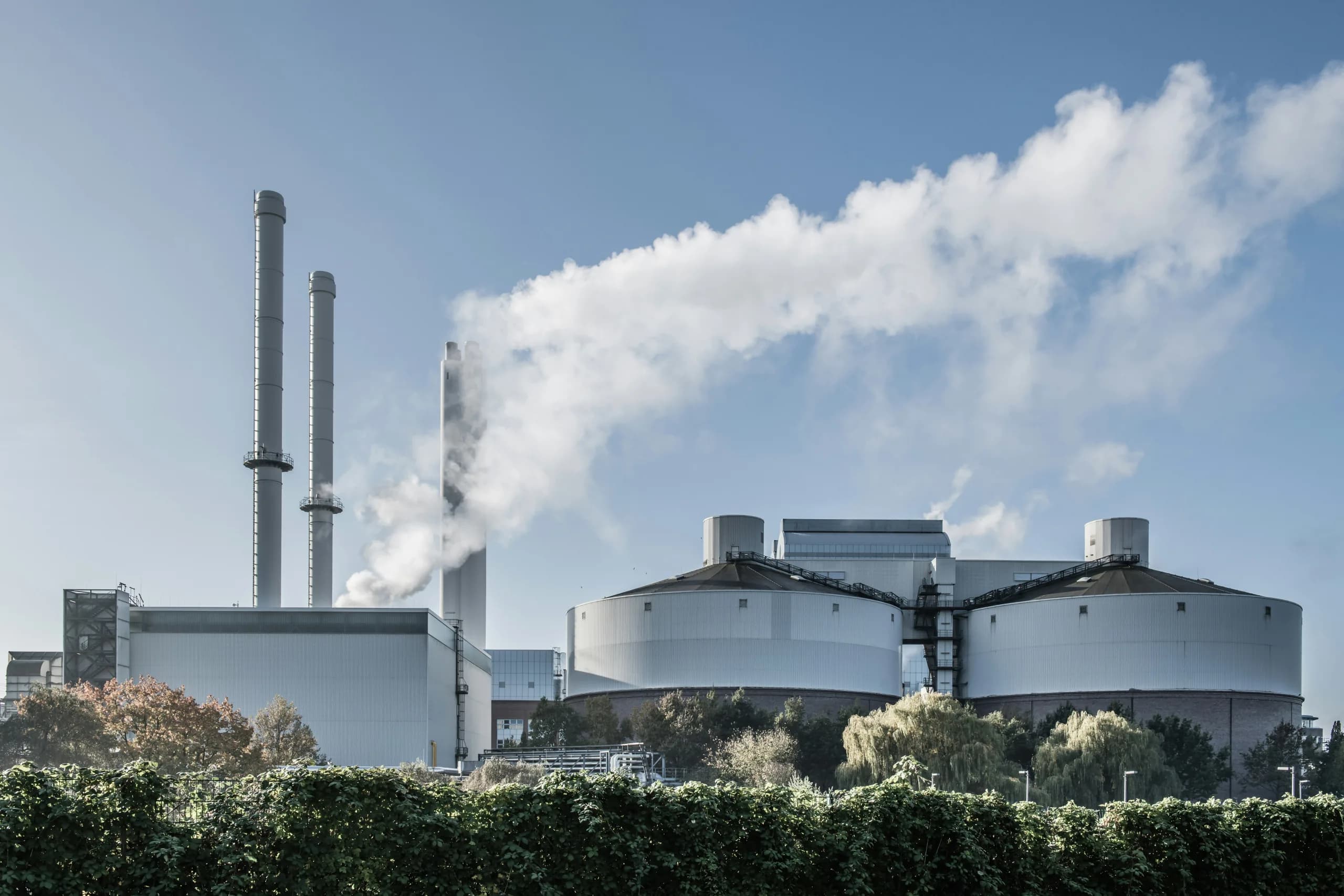 Impianto termico con serbatoi di accumulo del calore
